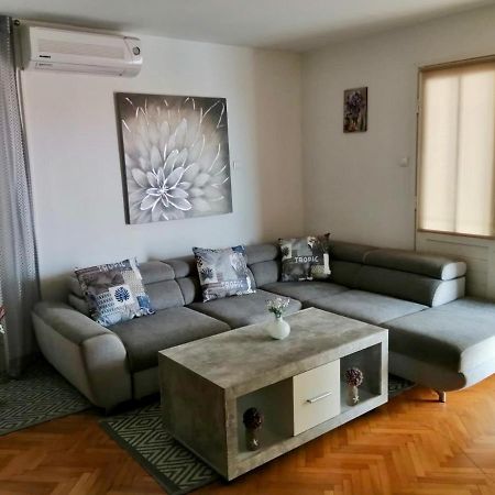 Apartment & Rooms Laura 브렐라 외부 사진