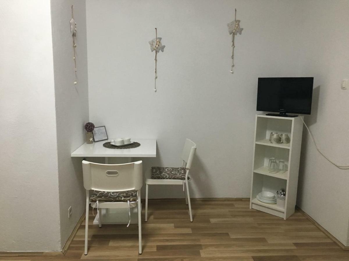 Apartment & Rooms Laura 브렐라 외부 사진
