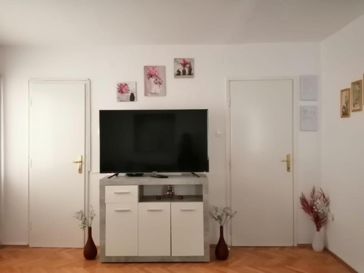 Apartment & Rooms Laura 브렐라 외부 사진